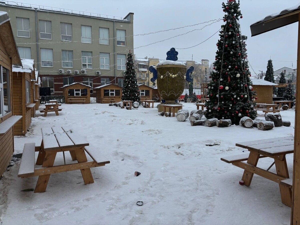    Новогодний городок разбирают   56orb.ru