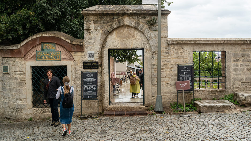 Вход на территорию комплекса