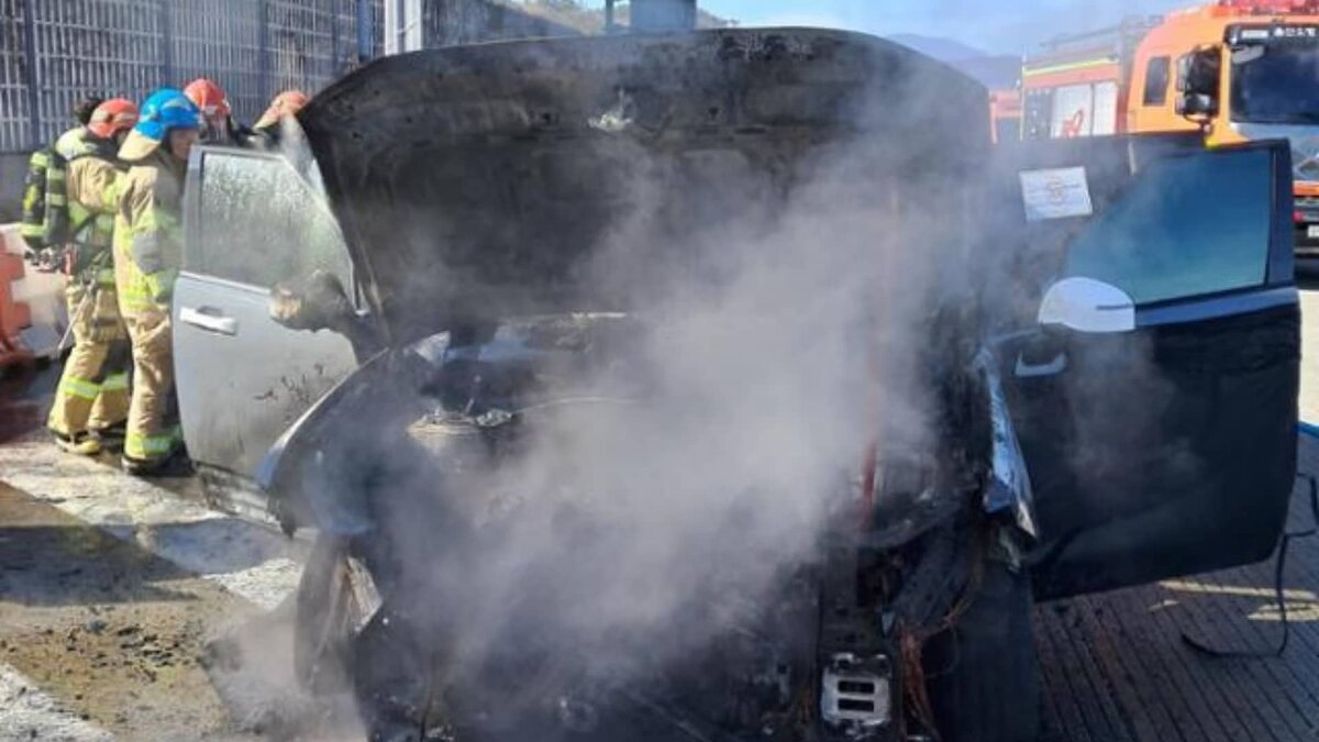    Сгоревший «Санта Фе» – это рестайлинговый кроссовер без серьезных изменений / hotcars.com