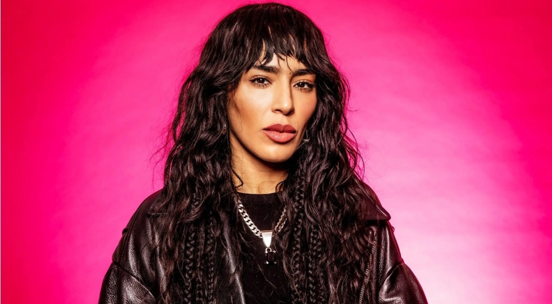 Чем-то она немного еще похожа на Дуа Липа, но все же точно совершенно разные люди по характеру и манерам и голос тоже