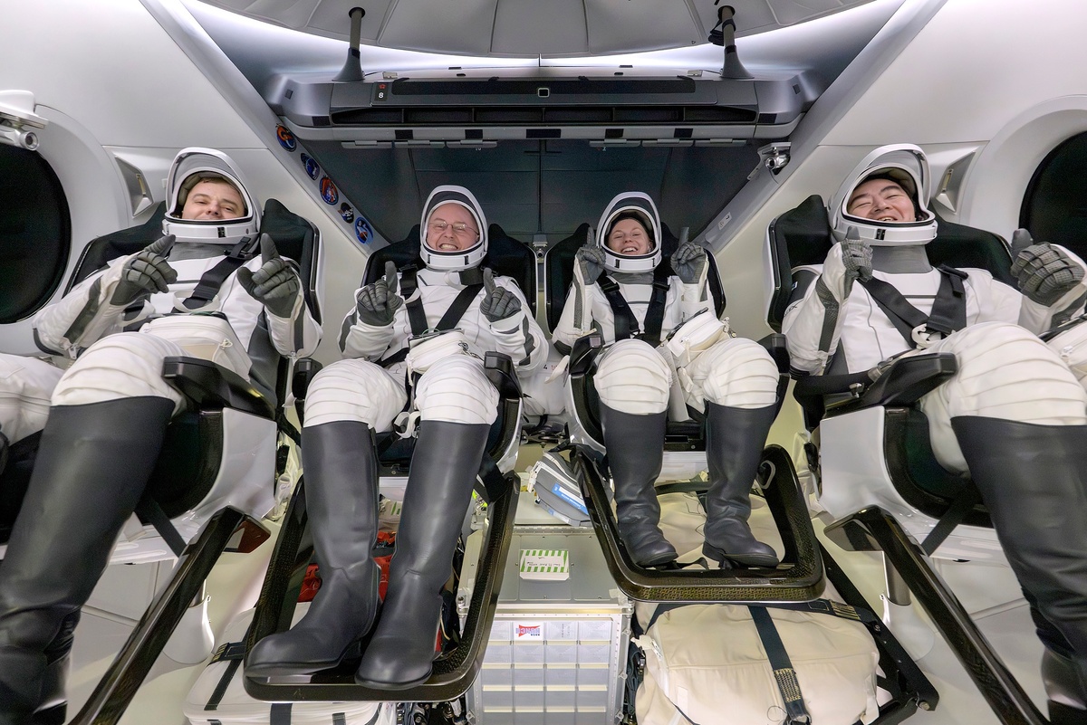    Члены 74-й экспедиции на МКС космонавт "Роскосмоса" Олег Платонов, астронавты НАСА Майк Финк, Зена Кардман, астронавт ДжАКСА (Япония) Кимия Юи внутри космического корабля SpaceX Dragon Endeavour. / Билл Ингаллс/ РИА Новости