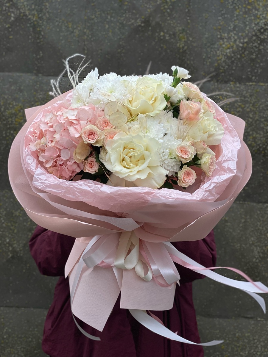 Упаковка также влияет на восприятие букета. Использование тканевых лент, оригинальной бумаги или красивых аксессуаров позволит дополнить образ букета.

- Натуральная упаковка (лён, хлопок) → Идеально подходит для любителей природы и экологического стиля.
- Стильная коробка → Подходит для корпоративных мероприятий и деловых встреч.
- Открытый букет → Подходит для романтичных свиданий и повседневных ситуаций.
