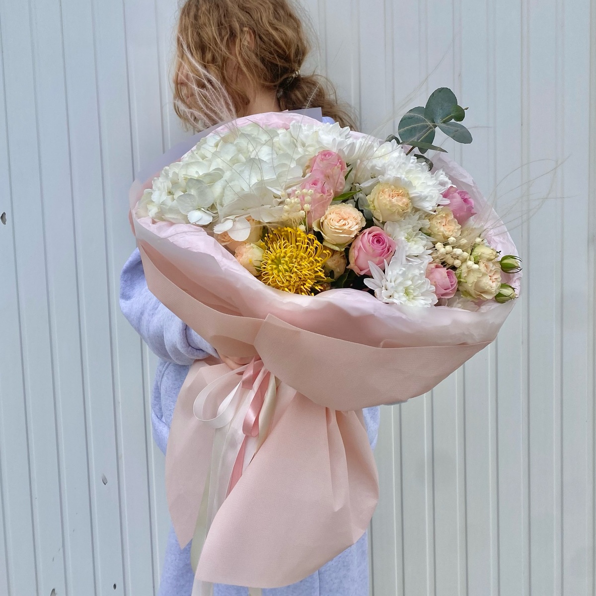 Экспериментируйте с формами и размерами букета. Можно создать асимметричный букет, добавить длинные стебли или сформировать круглую композицию