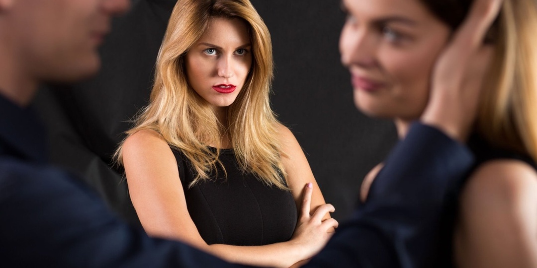 – К любовнице я поехал, к любовнице! – крикнул муж, уходя из дома