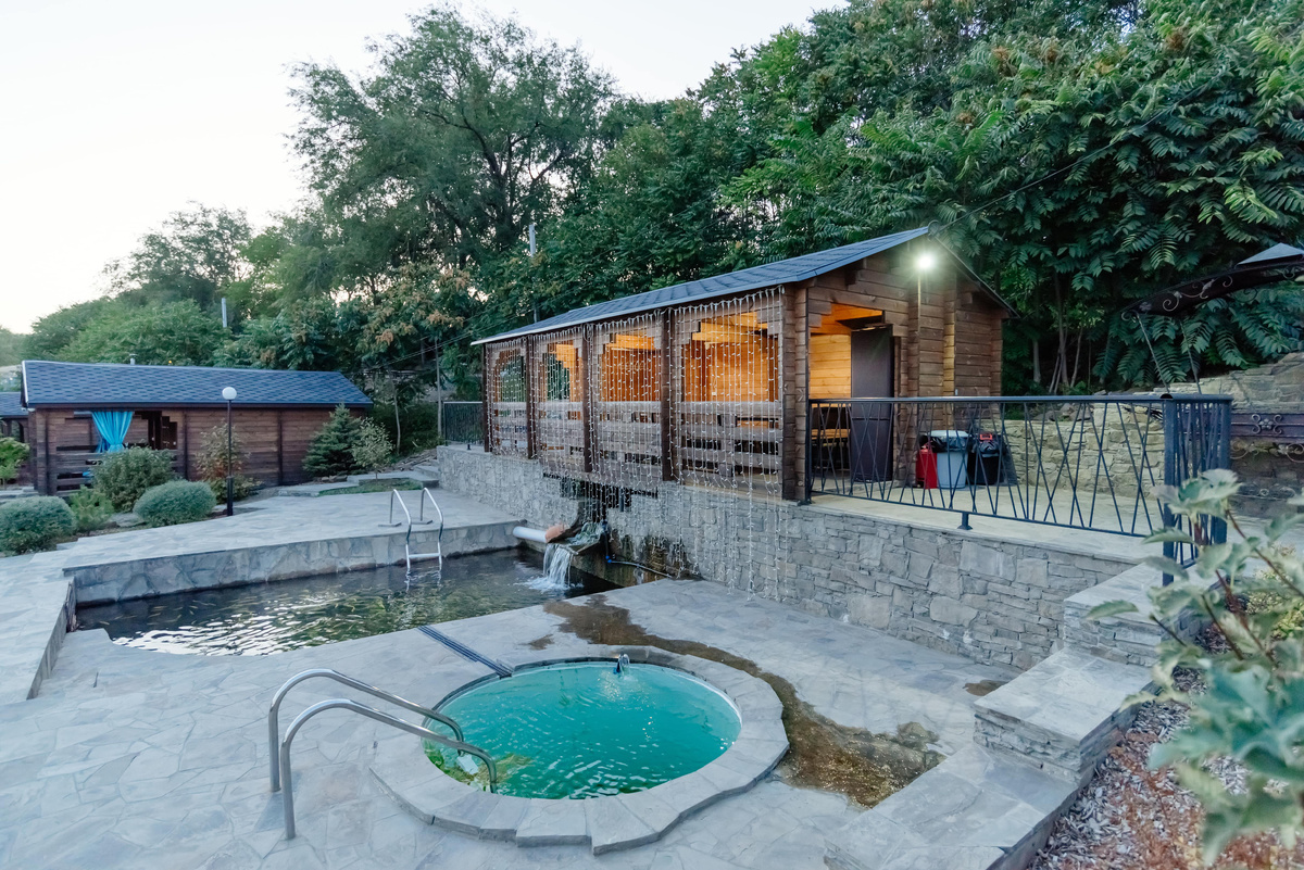 Большая беседка "Москва". Рядом несколько прудов с форелью для рыбалки