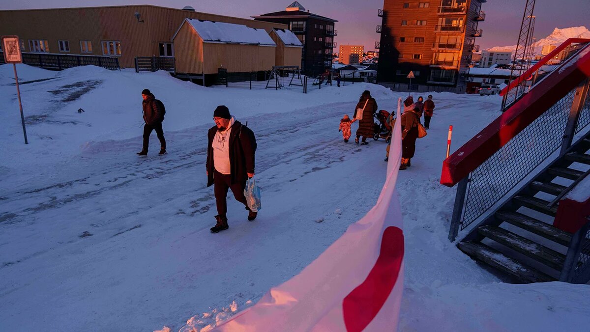   Evgeniy Maloletka / AP