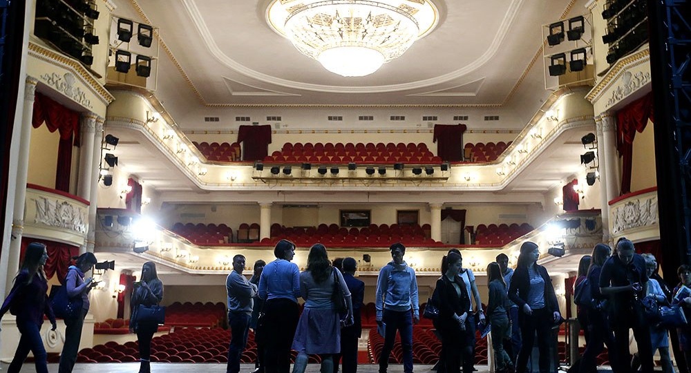 В какие театры Москвы можно попасть на экскурсию