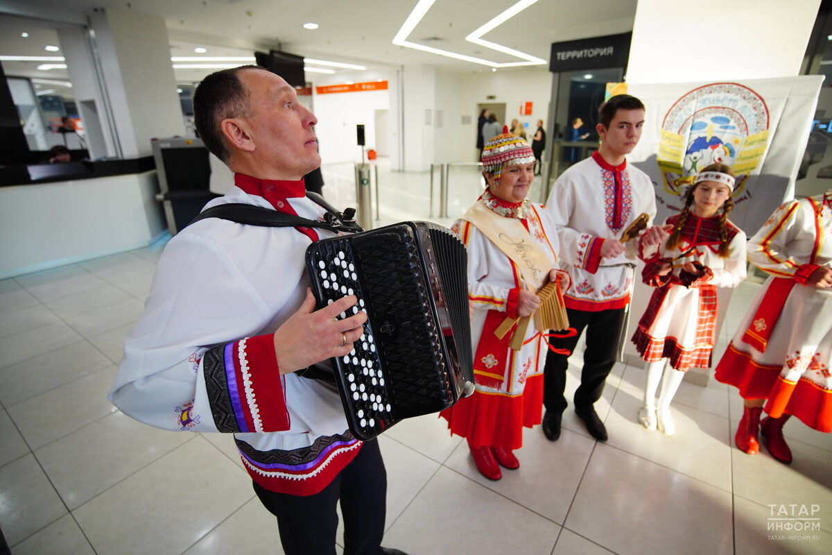 Участников итоговой коллегии Управления ЗАГС РТ встречали многодетные семьи в национальных костюмах, поющие и танцующие под баянФото: © Владимир Васильев / «Татар-информ»