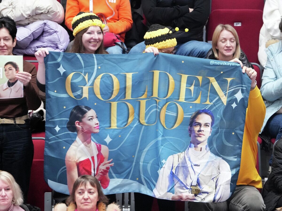    Болельщики поддерживают фигуристов Аделию Петросян и Петра Гуменника | © РИА Новости / Александр Вильф