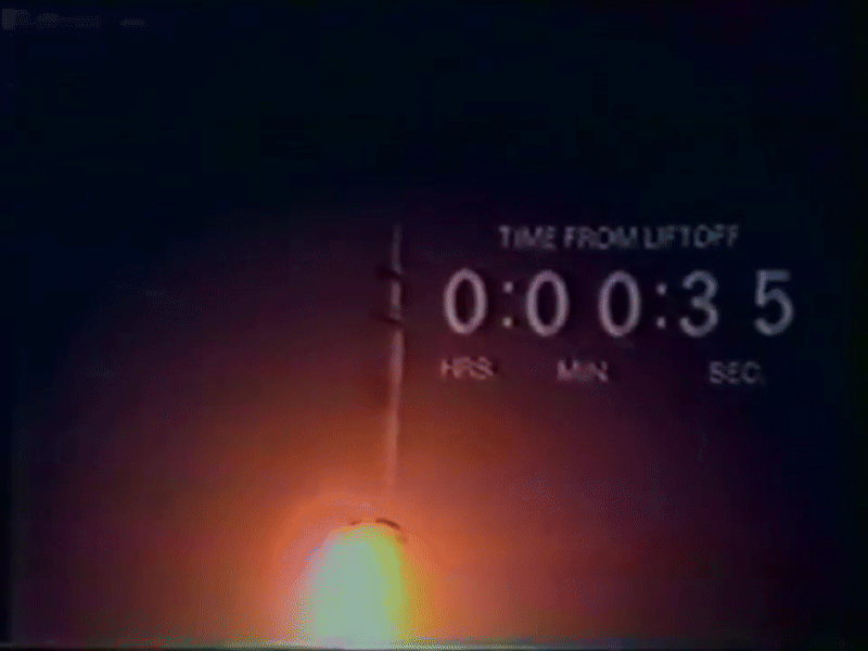 Старт "Аполлон-8". Вспышка в конце 39-й секунды полёта вызвана взаимодействием продуктов сгорания работающих двигателей с кислородом выдуваемым из центрального двигателя после его останова.