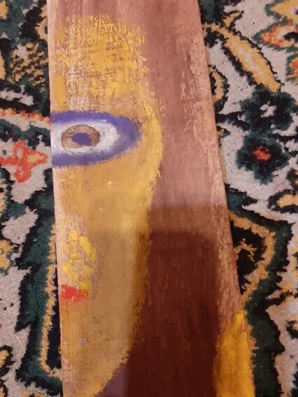 На доске увидела сучок.Иллюстрация моя к тексту.