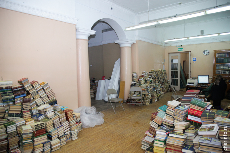    В библиотеке № 2 на проспекте Победы, 28 готовятся к переезду: разобраны стеллажи, упакованы книги.