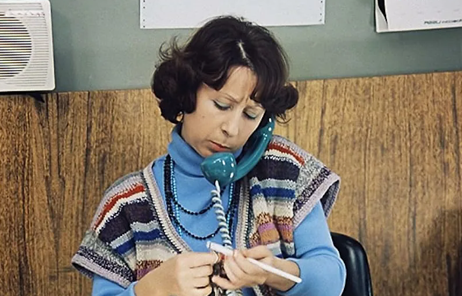 на фото Лия Ахеджакова в фильме "Служебный роман"