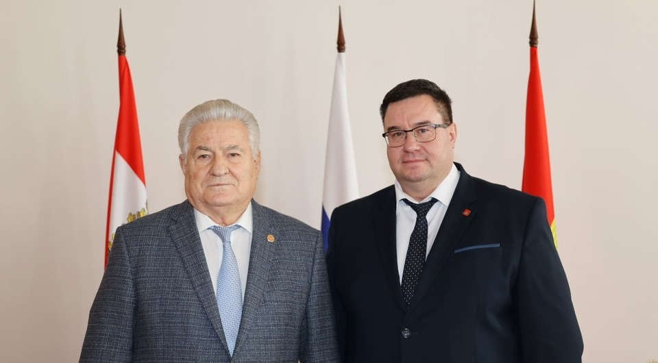    Геннадий Котельников поздравил нового мэра Чапаевска. Фото: Самарская губдума