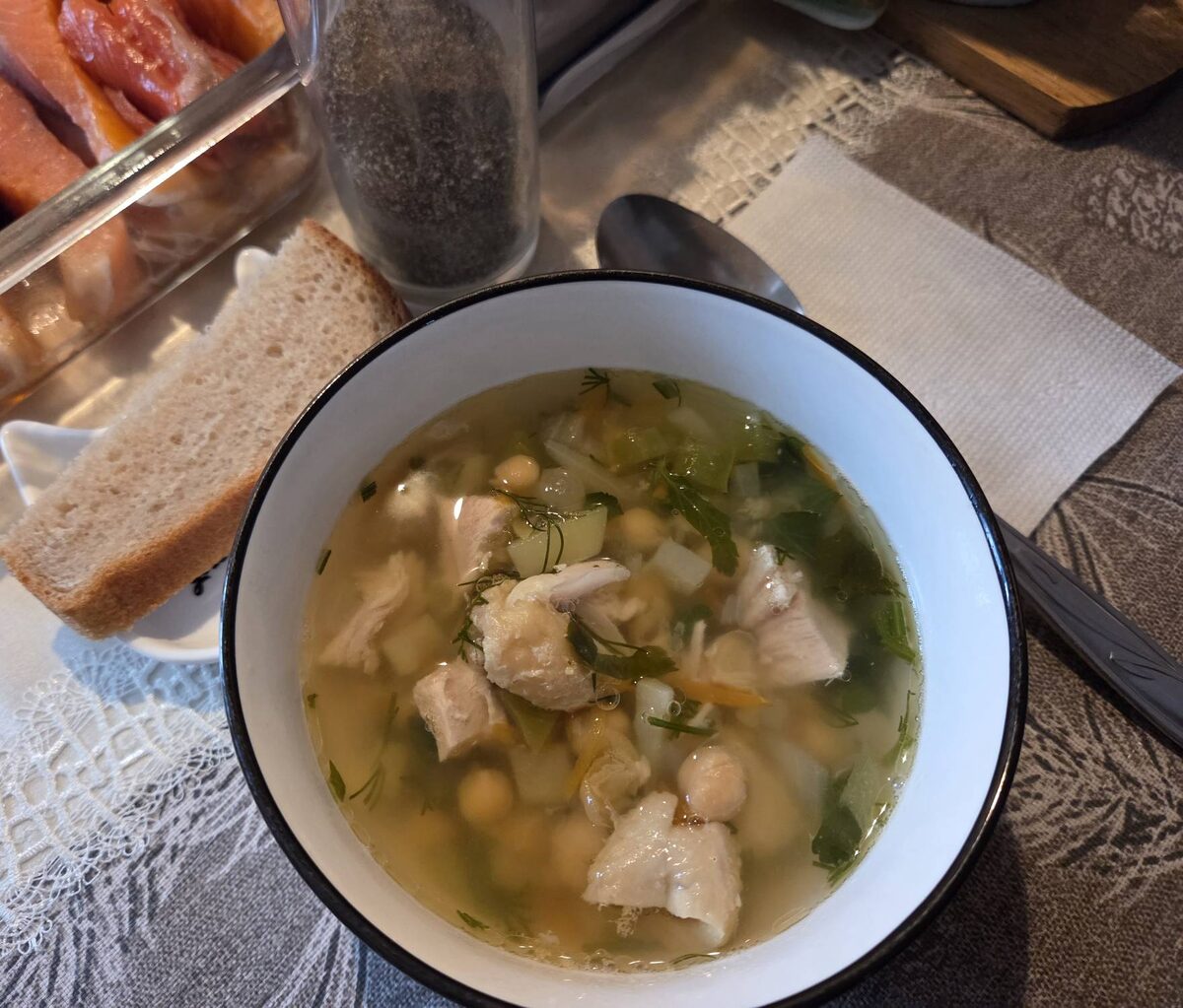 Курочка домашняя, филе. Нут замороженный и петрушка тоже. Лук, перец болгарский, морковь, картофель. Можно всё обжарить, но я так стараюсь не делать.