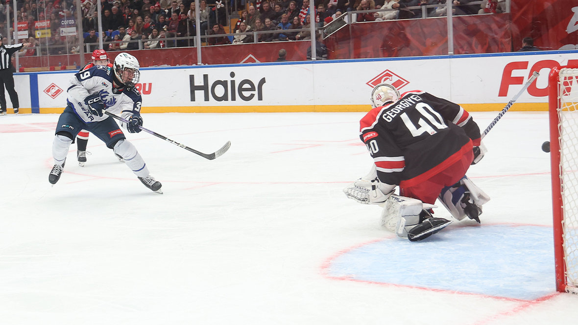    Глеб Пугачев забивает Александру Георгиеву в матче «Торпедо» со «Спартаком» в Москве.Александр Федоров