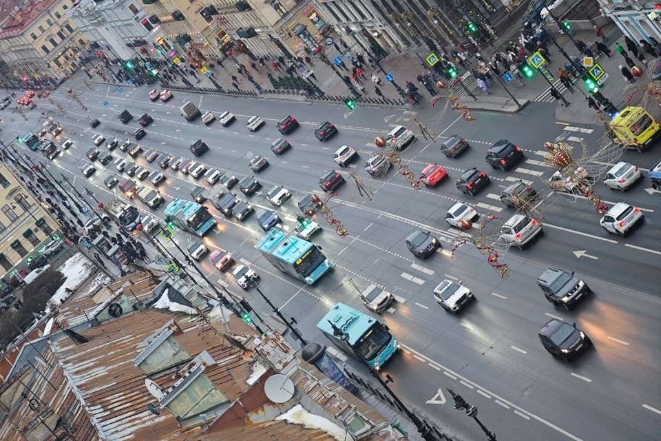    Автомобили сильнее сего вредят атмосфере Петербурга. Алексей БУЛАТОВ