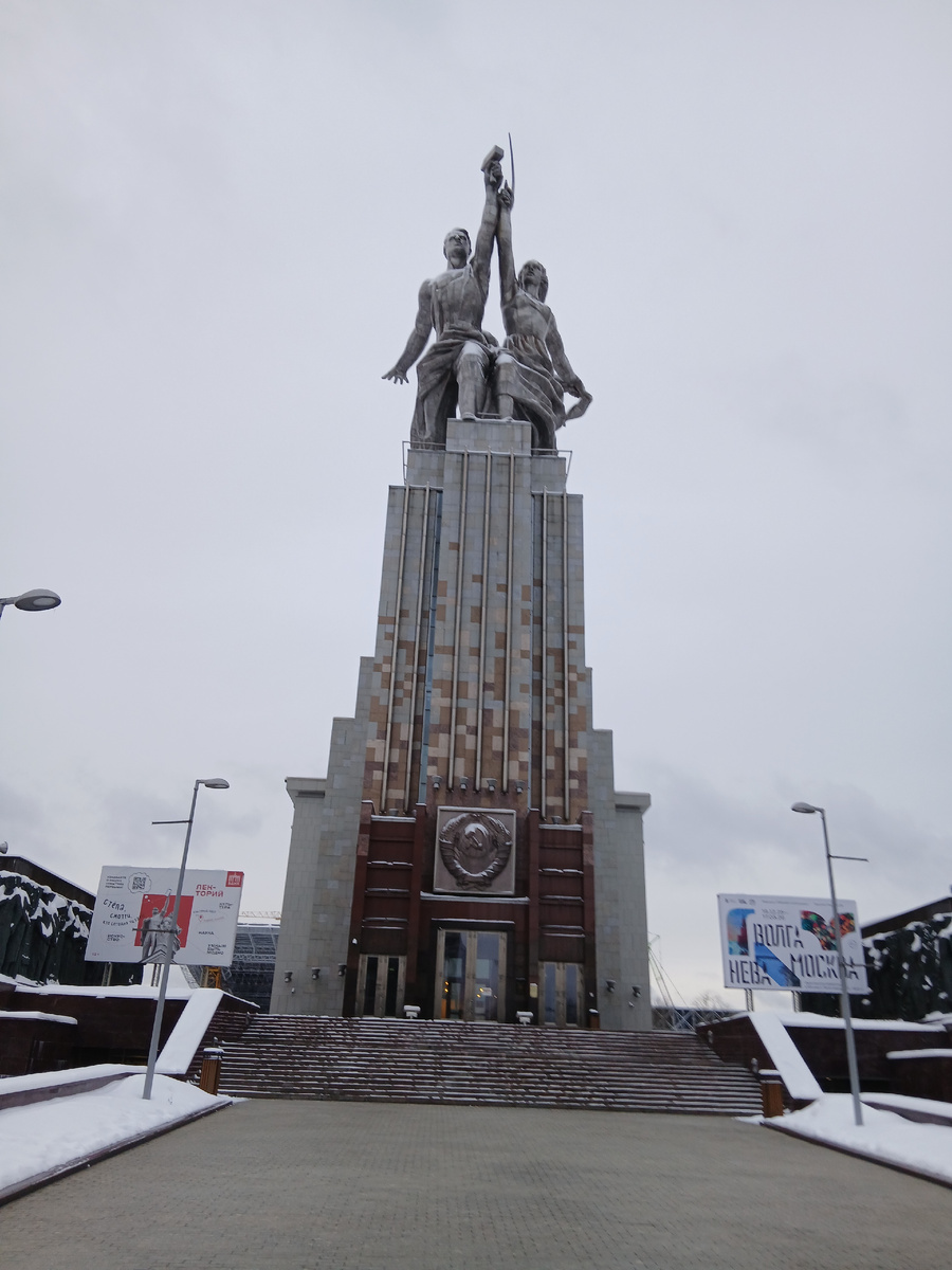 Это не вход, вход слева внизу.