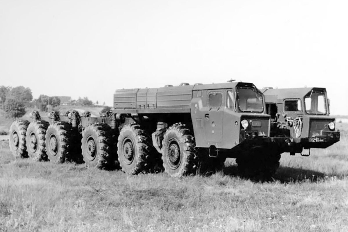  📷 📷   Шасси для стратегических РК: МАЗ-574А («Темп-2С»), МАЗ-547В («Пионер»), МАЗ-7912 («Тополь»). Фото autowp.ru