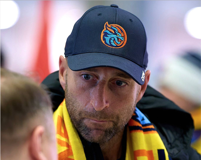 Митча Лава с«лав» встретили в аэропорту Пулково и сразу нацепили на него «драконовский» шарф, чтобы тренера боялись. Фото: ХК «Шанхай».