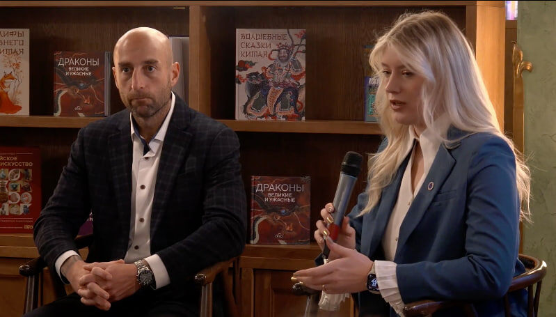 Митча представили любопытствующей публике и журналистам в Доме книги на Невском. И переводчица у «Шанхая» - симпатичная. 