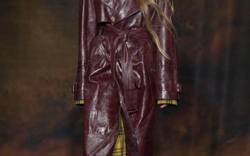 Весна 2026: Не просто плащ, а заявление. Почему пора сменить бежевый тренч на смелую кожу