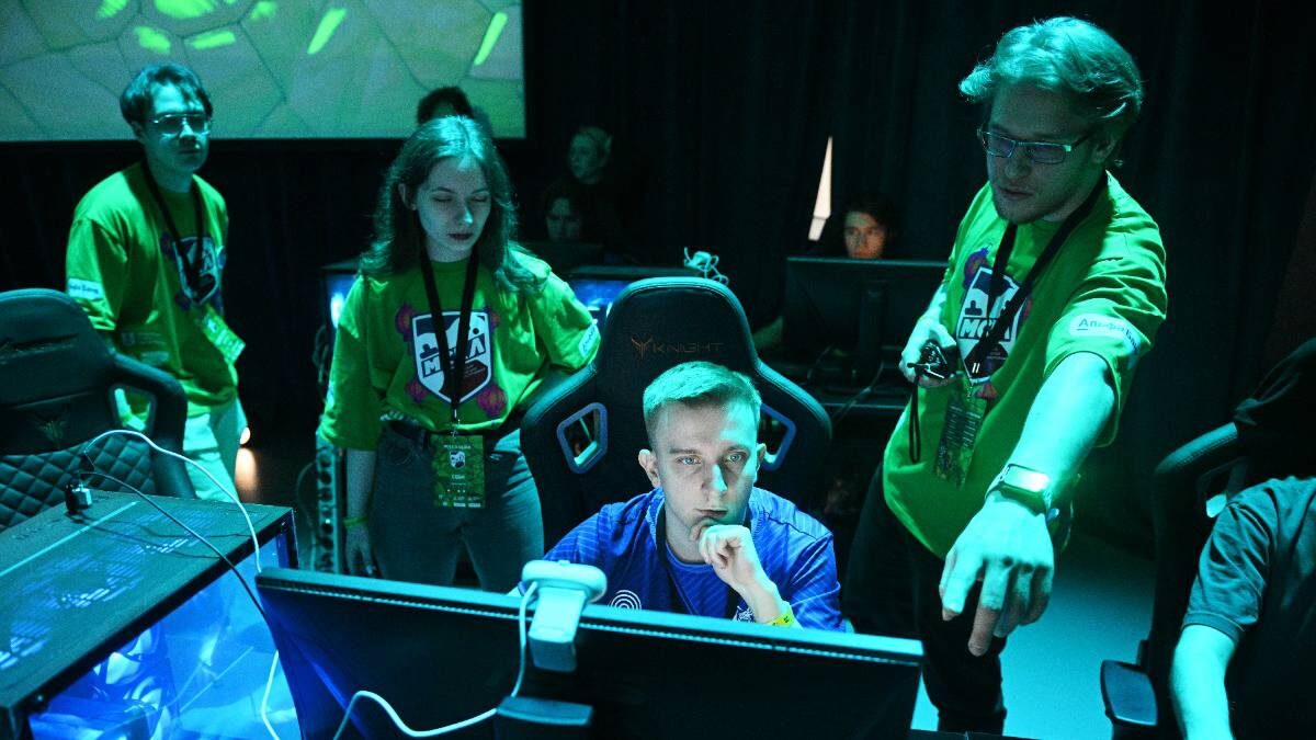    Участники турнира Московской студенческой киберспортивной лиги в Центре культур НИУ ВШЭ в Москве / Фото: Кирилл Зыков / РИА Новости