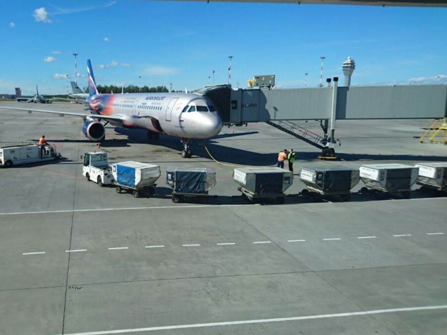 Граждане! Летайте самолетами "Аэрофлота". Если в Дубай - то это недорого. 