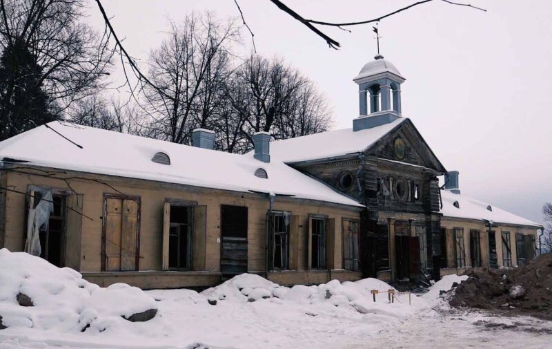 Флигель в реальном Монрепо. По-моему, отражает настрой "Убежища".