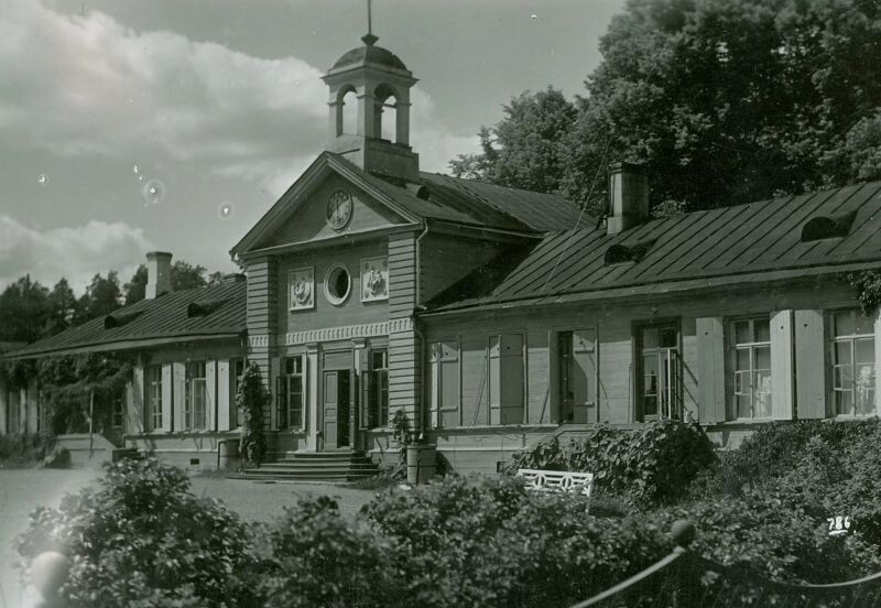 А вот вроде бы тот же флигель, но в лучшие для него времена.