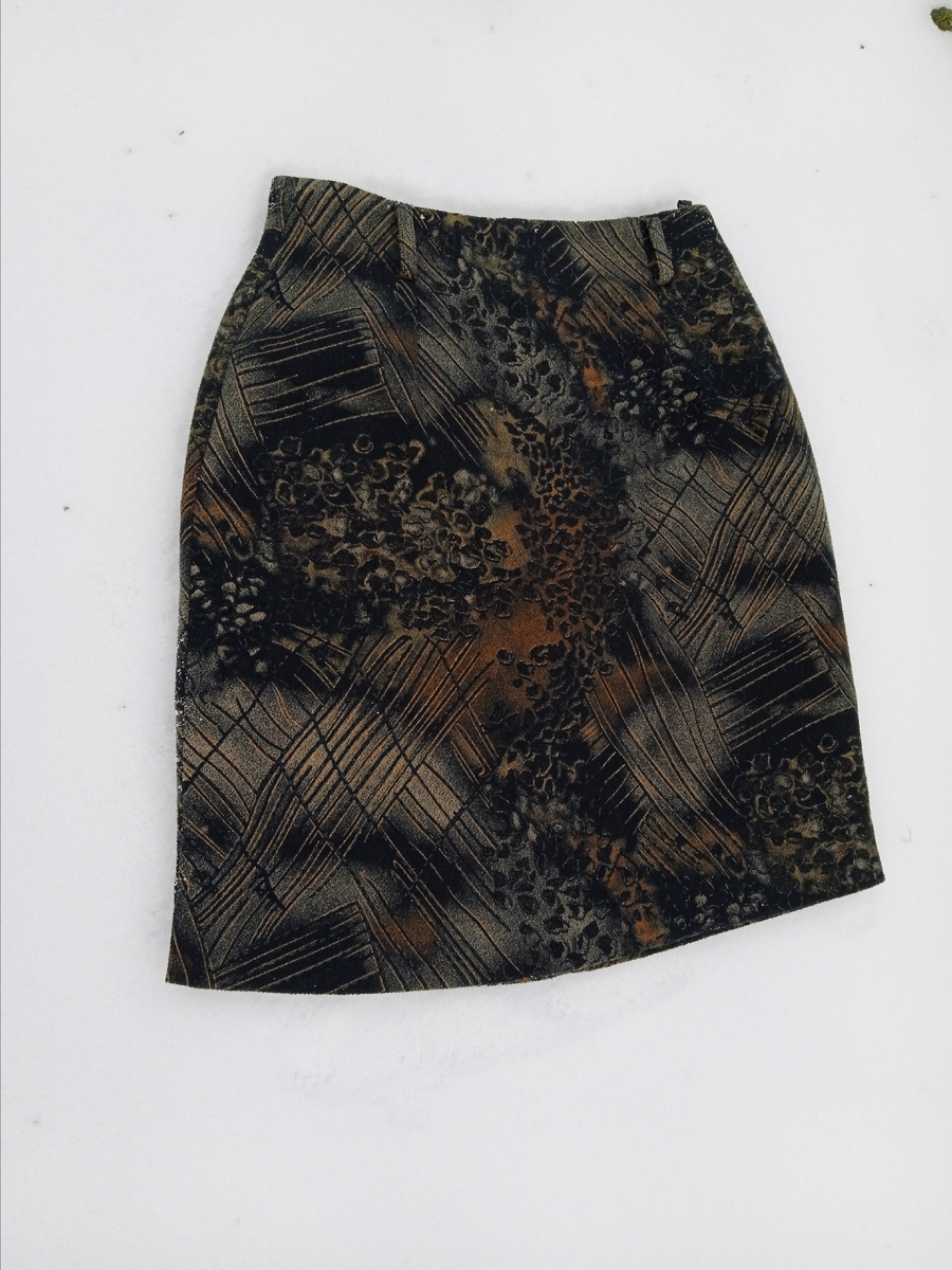 Собственное фото автора. Моя юбка на снегу. Фото от 22 января 2026 г.