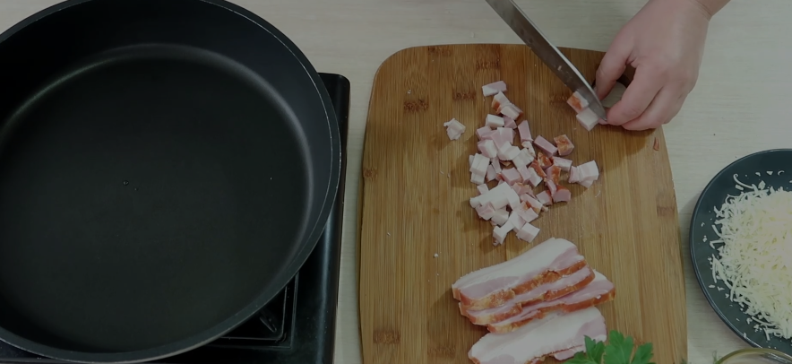 Нарезаем копченую грудку кубиками