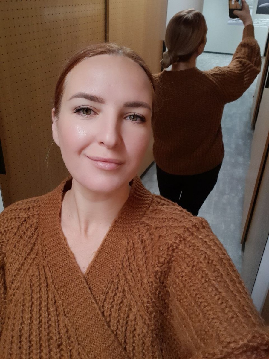 Утро на работе начинается с селфи. 😁 Самый лучший свет для фото это у меня на работе. Освещение отличное. Как же это влияет на качество фото. 