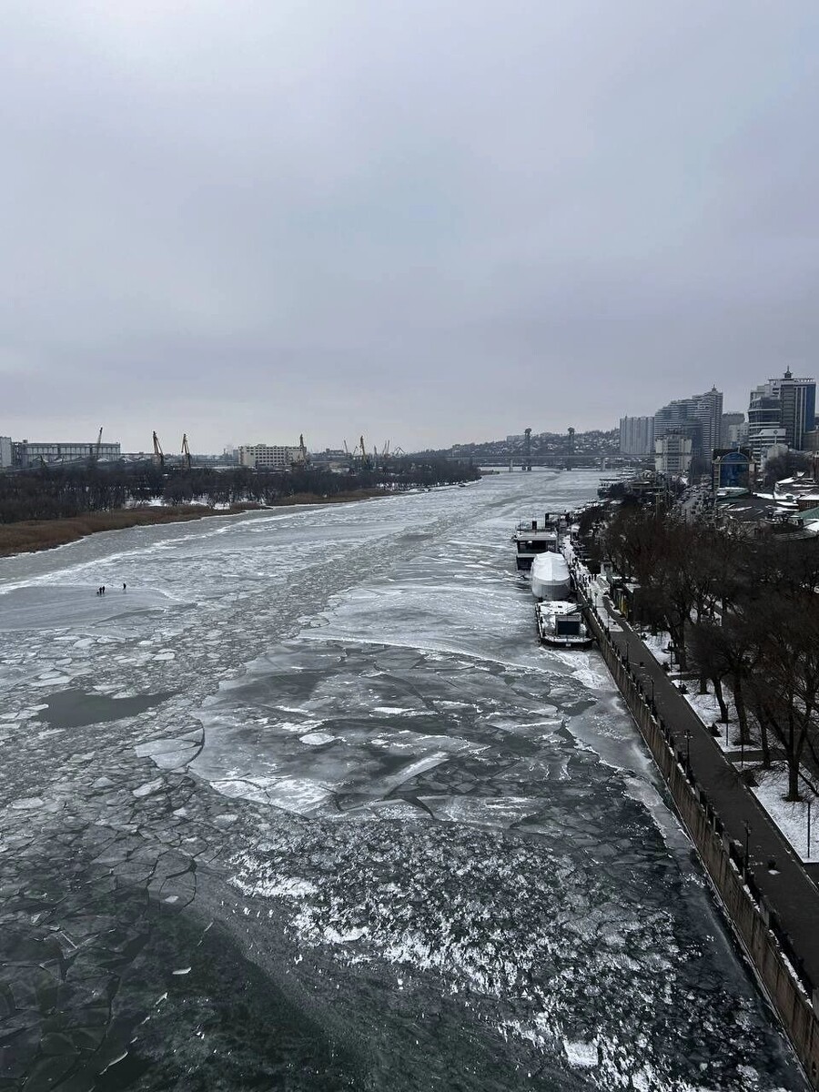    На кадрах, которые оказались в распоряжении RostovGazeta, можно заметить, что река Дон почти полностью заледенела   rostovgazeta.ru
