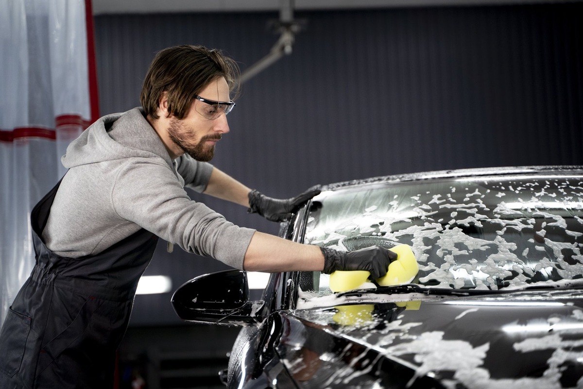    Средний доход автомойщиков в России не превышает 80 тысяч рублей в месяц