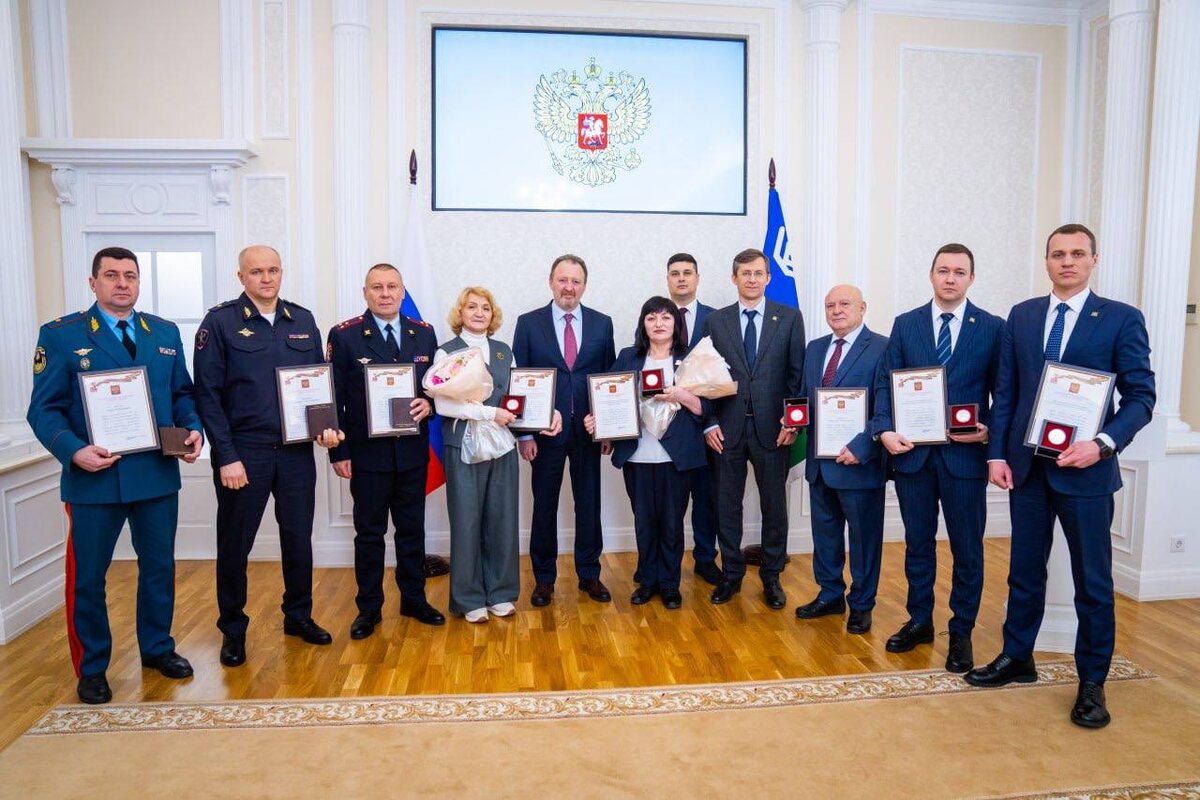    В Югре наградили организации и граждан за вклад в празднование 80-летия Победы