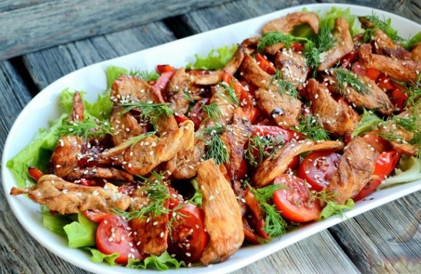 Теплый салат с курицей и запеченым сладким перцем.