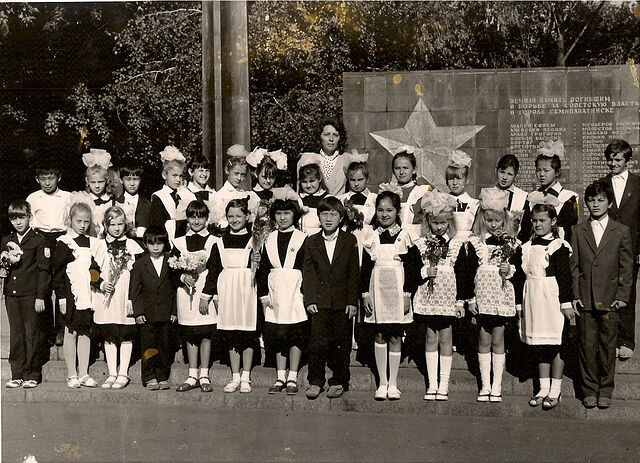 Мое советское детство. Перестройка. Я вторая слева в нижнем ряду