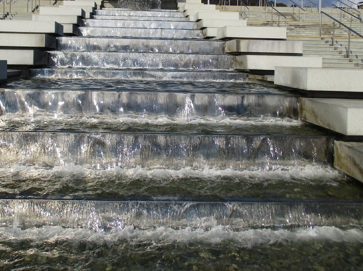 Вода красиво и завораживающе стекала по лестнице, подпрыгивая на ступеньках прозрачно-молочными брызгами. 