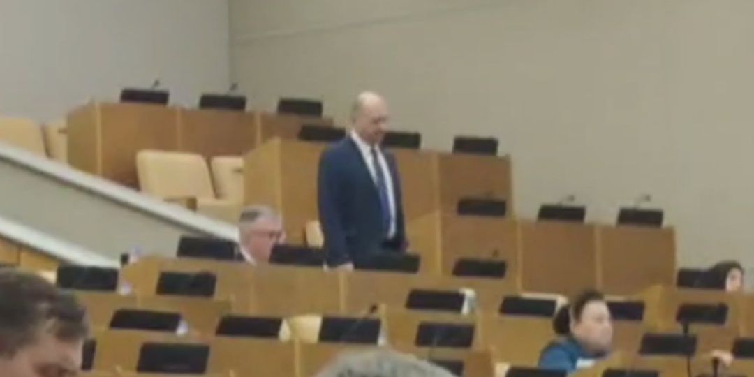 Вот так голосуют в Госдуме. За всех решает один человек. Кричит с последнего ряда