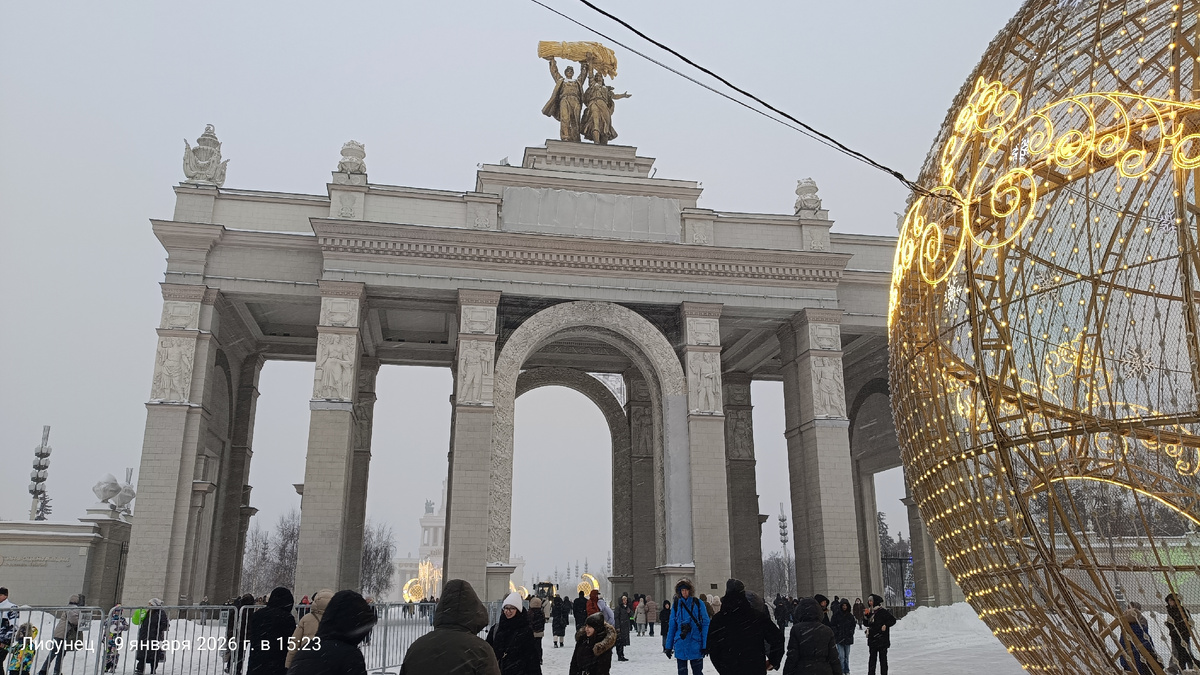 Даже в плохую погоду люди все равно шли гулять. Фото автора. 2025 ВДНХ.