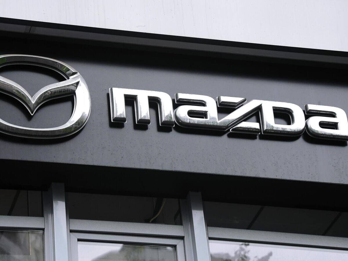    Логотип компании Mazda на фасаде автосалона в Москве | © РИА Новости / Илья Питалев