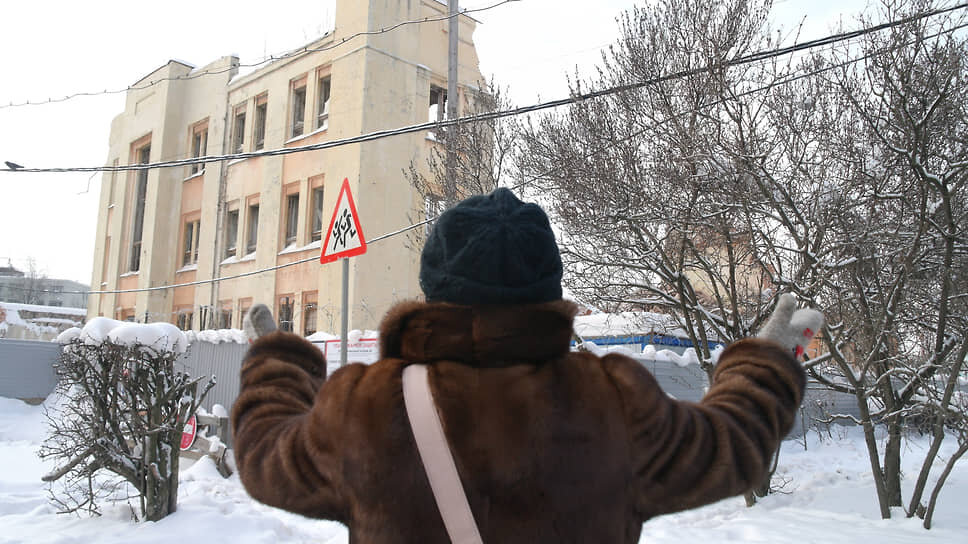 Пенсионерка смотрит, как сносят Дворец культуры им. Ленина.📷Фото: Роман Яровицын / Коммерсантъ