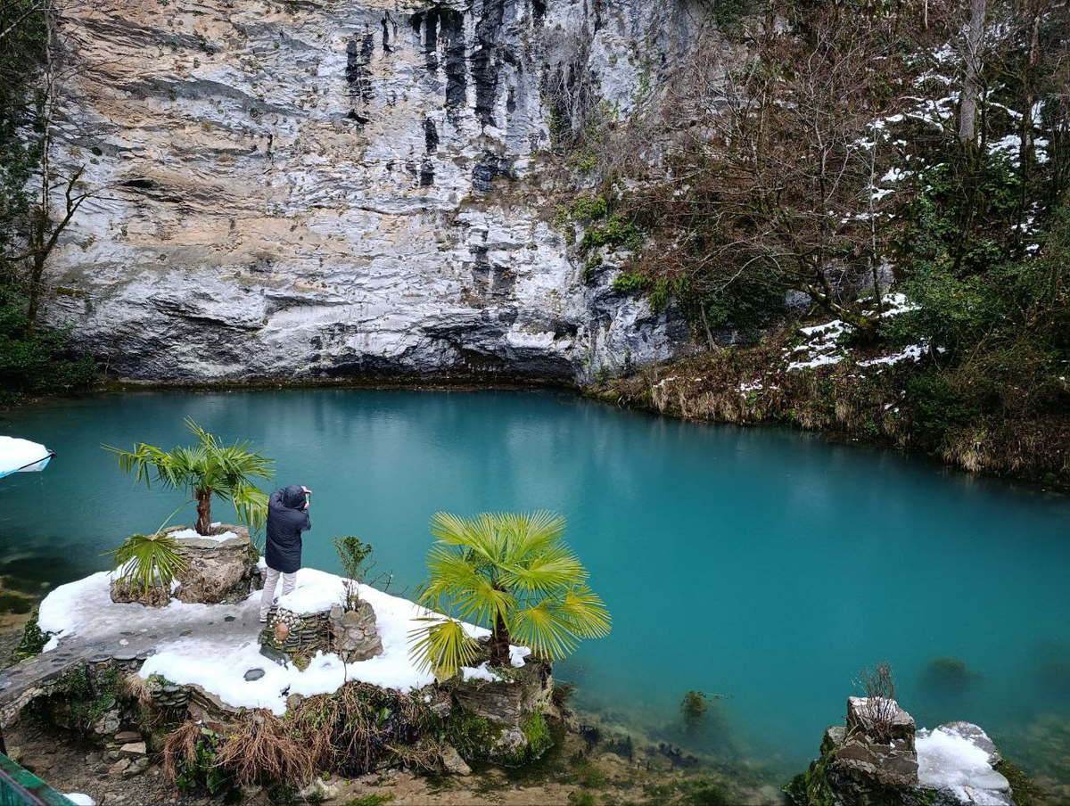 Голубое озеро зимой
