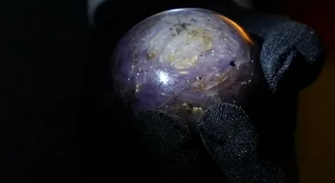 Самый большой звездчатый сапфир в мире.