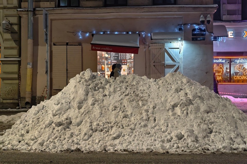    Более миллиона кубометров снега вывезли с улиц Петербурга. Алексей БУЛАТОВ