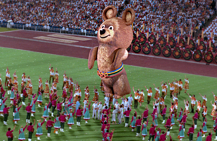    Москва. Мишка на закрытии Олимпиады-80.Борис Клипиницер/ТАСС