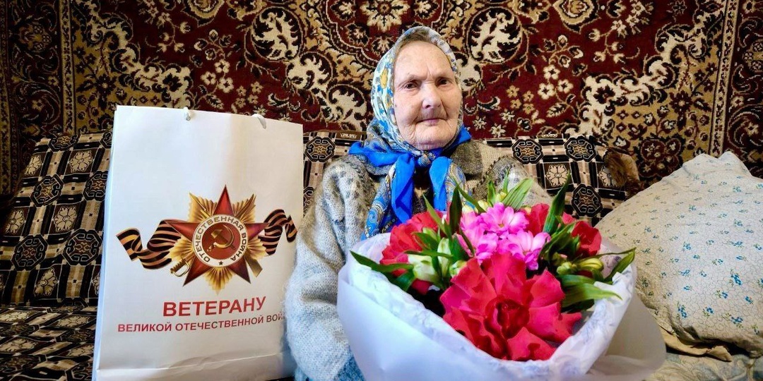 Единороссы Мамоново поздравили труженицу тыла Нину Дарьину с 97-м Днём рождения