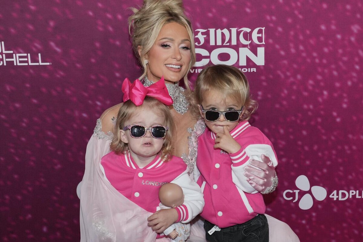    Пэрис с дочкой и сыном LEGION-MEDIA