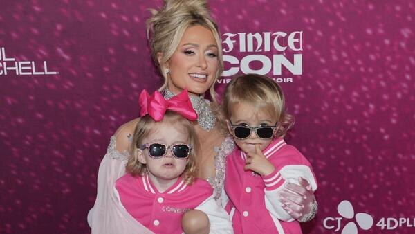 Пэрис Хилтон пришла с детьми на презентацию своего нового фильма